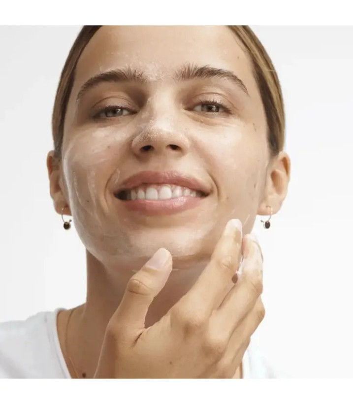 ژل شستشوی صورت فومی اپتیمالز برند اوریفلیم کد: 46543 حجم ۱۵۰ میلی لیتر
