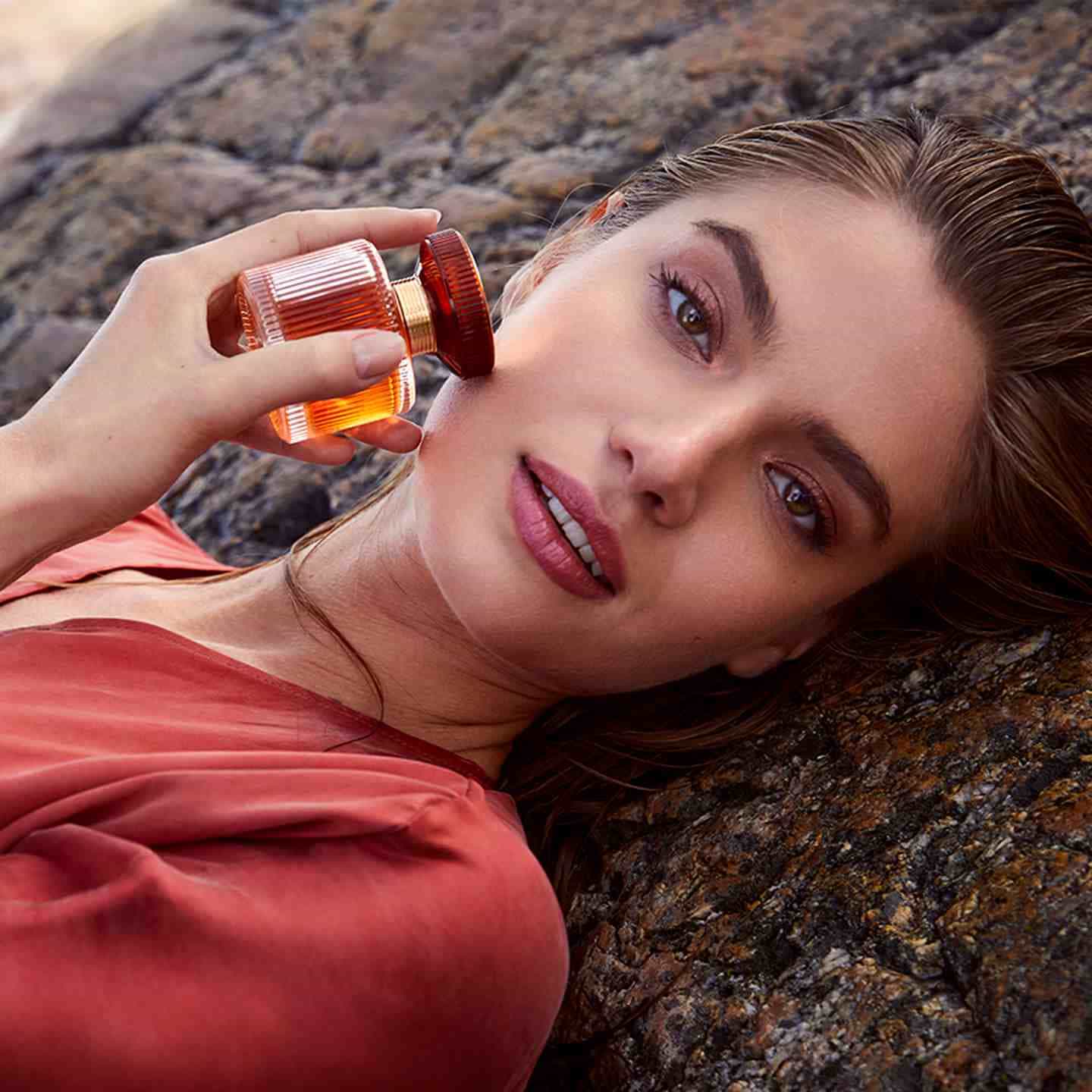 عطر امبر الکسیر زنانه برند اوریفلیم کد محصول ۴۲۴۹۵ حجم ۵۰ میل